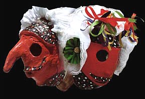 >>>>>>>>>>>>>>>>>>>>>>  CARETA DE LOS PECADOS: de nariz recta y corta, est coronada por dos cuernos pequeos, adornada con lazos de colores formados por cintas estrechas denominadas periquetes. La unin de la careta con el serenero se hace mediante las escarapelas, que se confeccionan frunciendo cintas de colores formando rosetas de fantasa y a las que se prenden botones blancos <<<<<<<<<<<<<<<<<<<  CARETA DE LOS DANZANTES: de color rojo brillante, con el pelo, bigote y barba sealados y nariz curva de grandes dimensiones