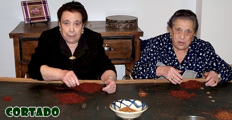 CORTADO DEL AZAFRN POR PAULA y PETRA AVILA MANZANEQUE