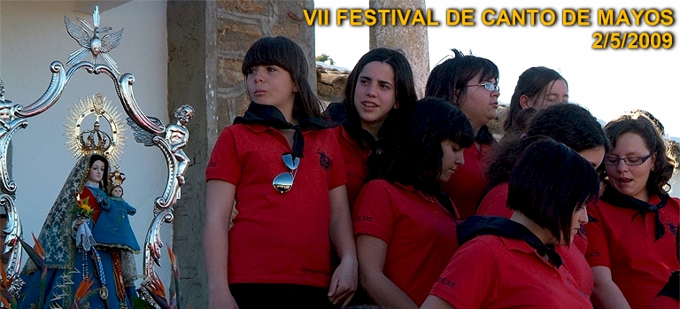 6 Grupos y Coros del pueblo cantando a la Virgen