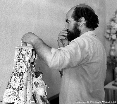 mi amigo Juanito vistiendo por primera vez a la Virgen de Valdehierro de Pastora